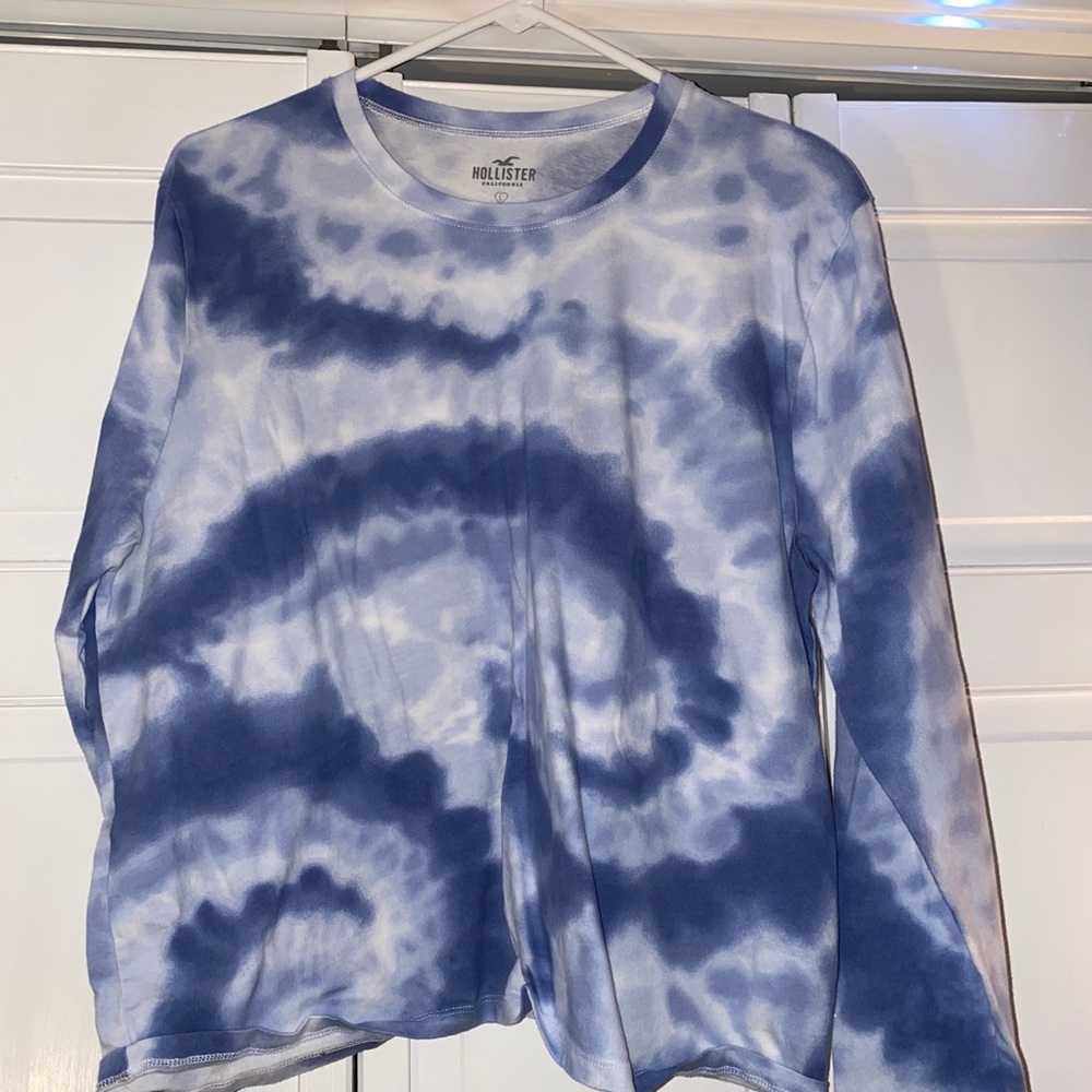 cute cropped tee from hollister!